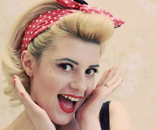 Rockabilly Haare Pin Up Frisur mit Haarband 4