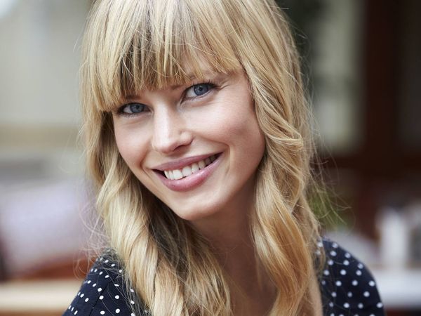 Frisuren mit einem geraden Pony 5