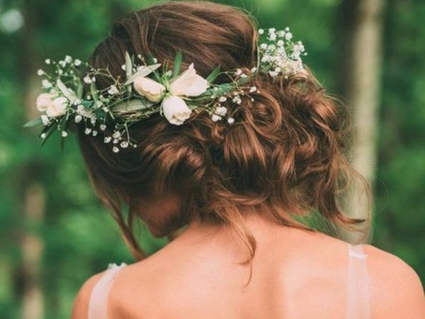 Lockere Hochsteckfrisuren mit Blumen 5