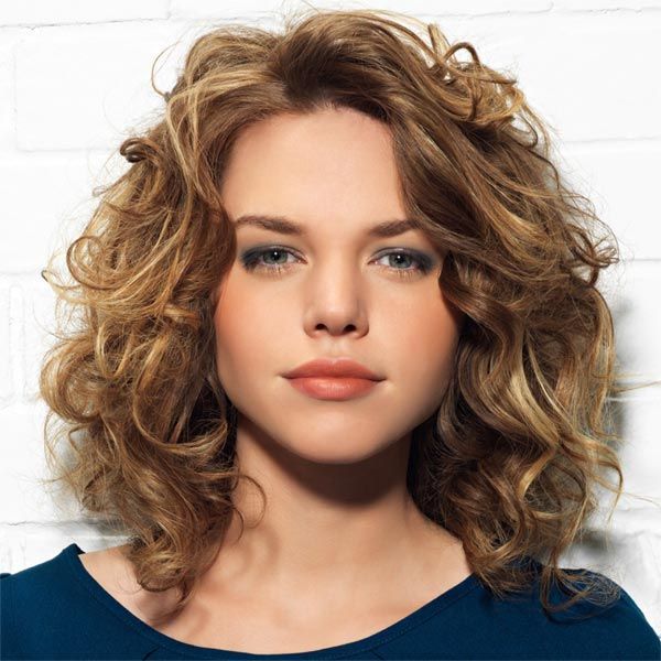 Halblange Frisuren fr ein rundes Gesicht mit Locken 4