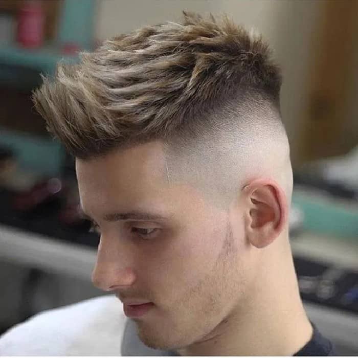 Rasierte Seiten mit extrem volumetrischem Haar