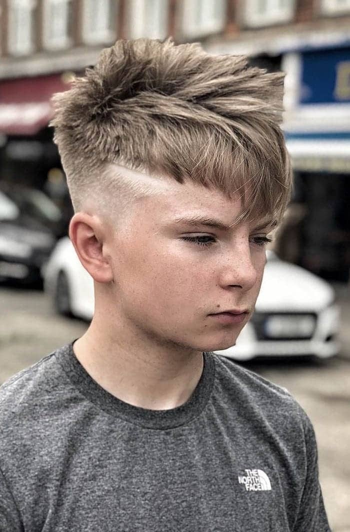 Der trendige Undercut mit langem Pony