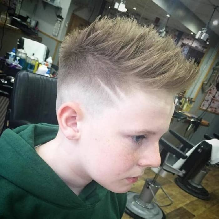 Der Undercut mit Design und einem strukturiertem Oberkopf