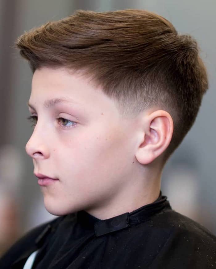 Verblasste Seiten und definierte Haare oben für Jungen