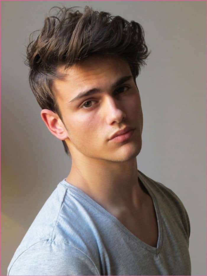 Diese Frisur ist ideal für junge Männer mit dicken Haaren