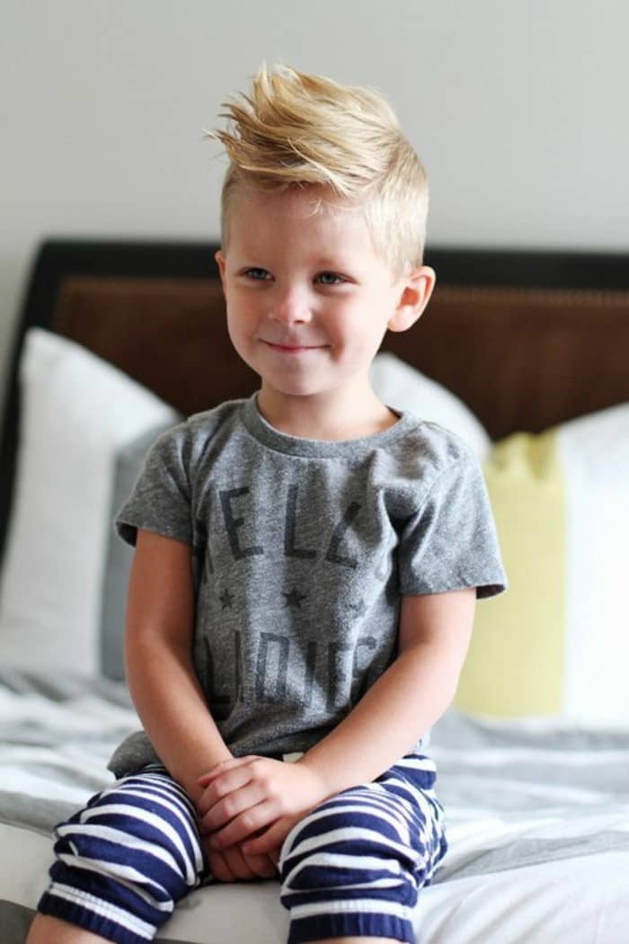Kurze blonde Frisur für Kinder mit dichtem Haar