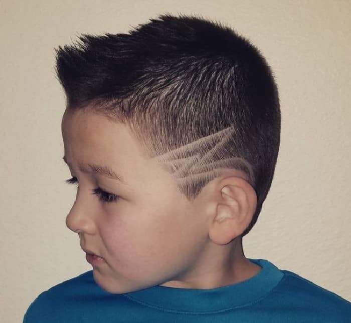 ungen lieben einen kurzen Haarschnitt mit einem Seitendesign