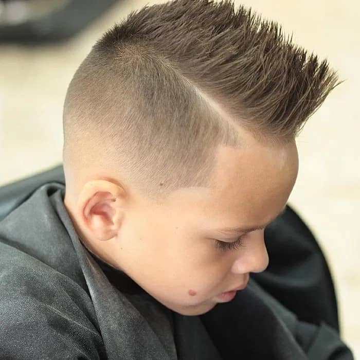 Hübsche Kurzhaarfrisur mit Side Part