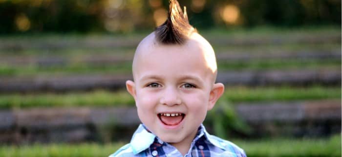 Mohawk mit rasierten Seiten für Jungen