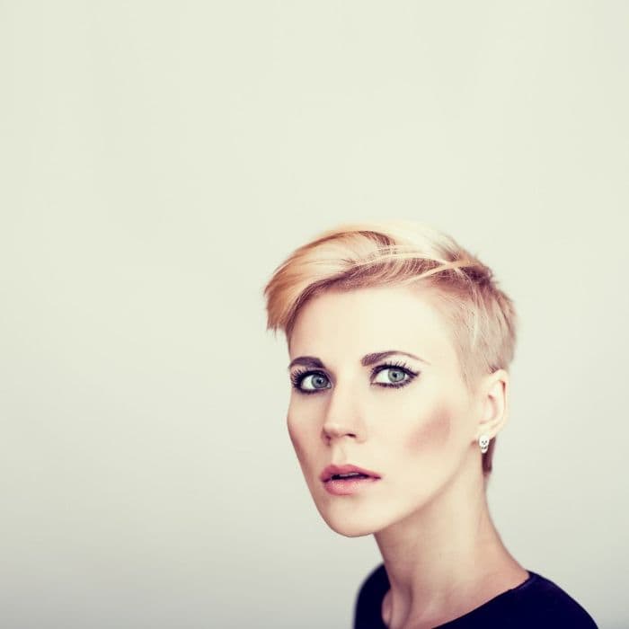 moderne Kurzhaarschnitt für Damen mit blondem Haar