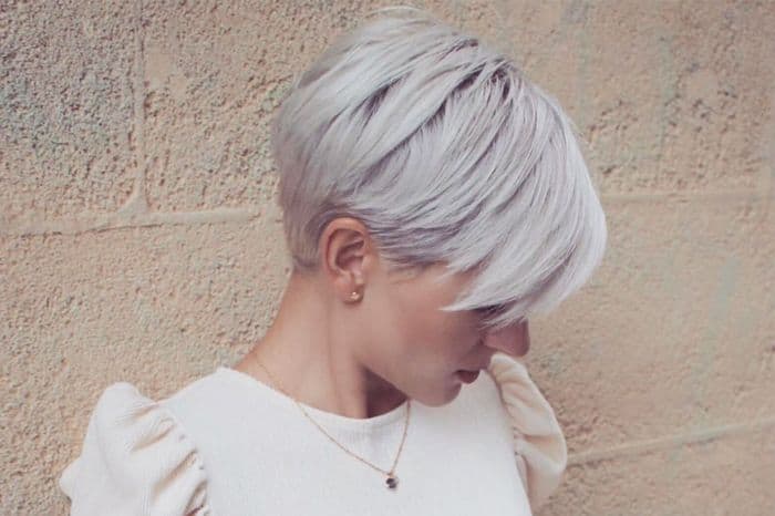 silberblonde Kurzhaarfrisur mit langem Deckhaar