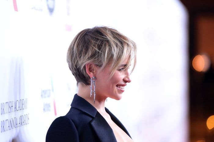 Emilia Clark sieht mit dieser Kurzhaarfrisur mit Pony