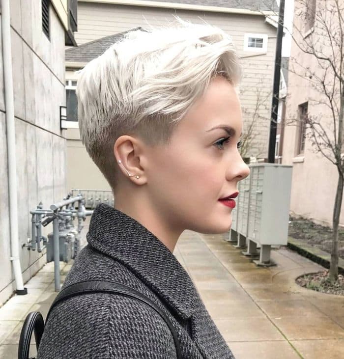 Wellenförmiger Pony mit Undercut