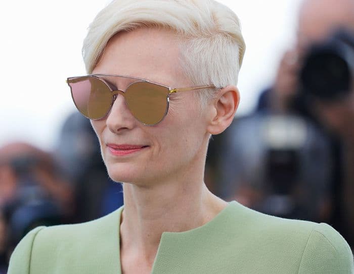 Tilda Swinton trägt blonde kurze Haare mit Undercut