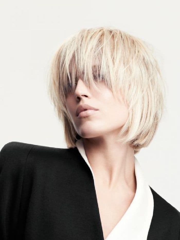 Blonder Bob mit lässigem Pony