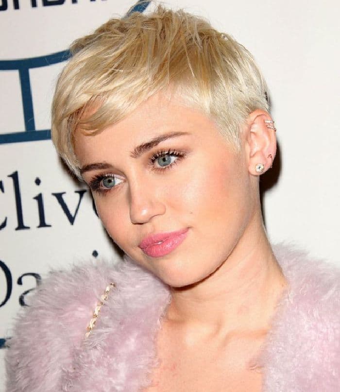 Miley Cyrus trägt kurze blonde