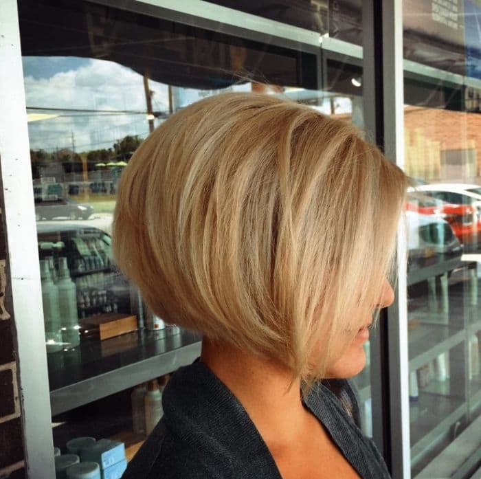 Glatter blonder Bob