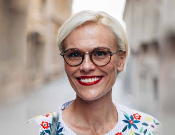 Blonder Kurzhaarschnitt