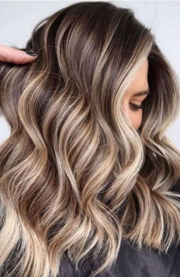 Atemberaubende braune Haare mit blonden Straehnen