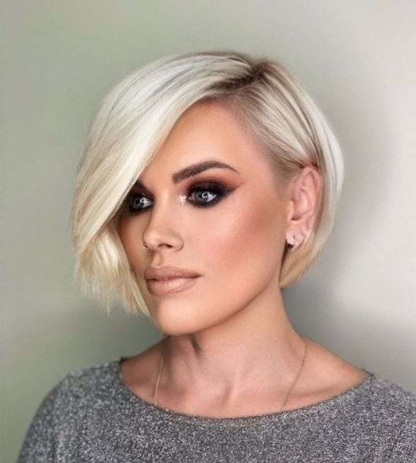 Blonder asymmetrischer Bob