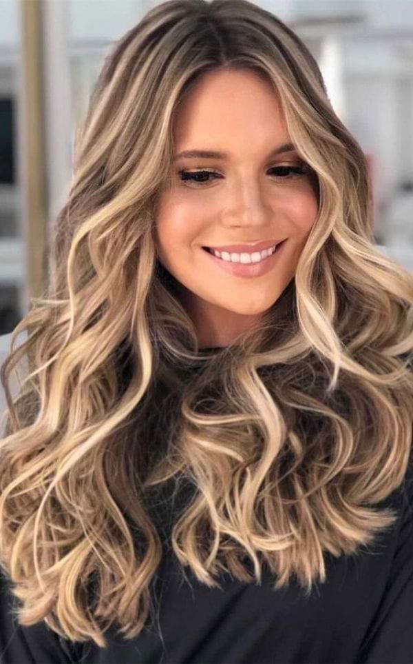 Braune Haare mit beigeblonden Straehnen und Akzenten vorne