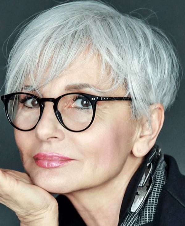 Brille und Graues Haar: Eine elegante Kombination