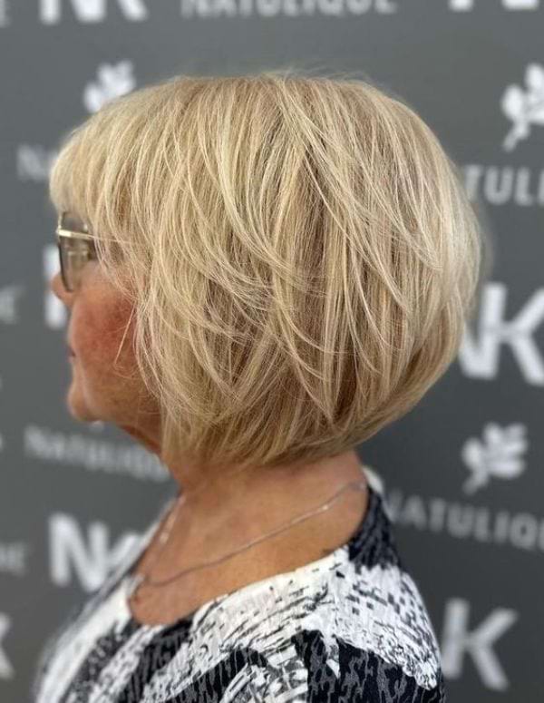 Cremig blonder Bob mit Pony