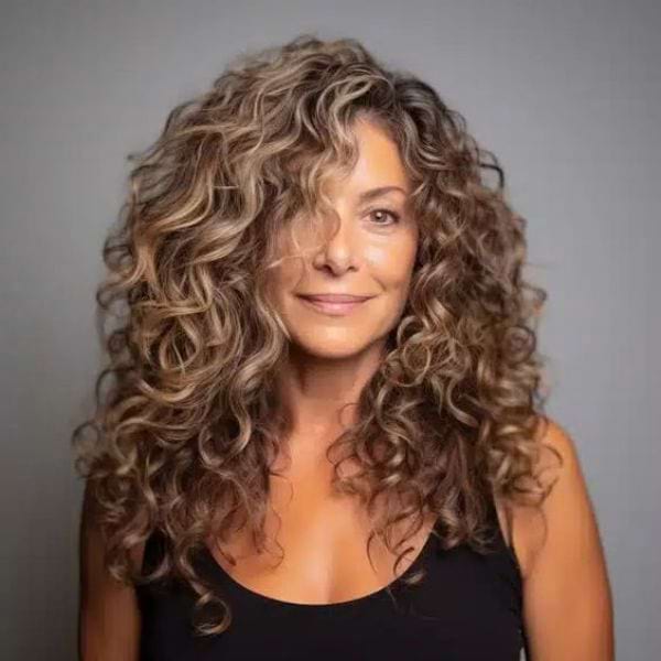 Diese trendigen Frisuren sehen an Frauen ueber 50 mit lockigem Haar extrem gut aus!