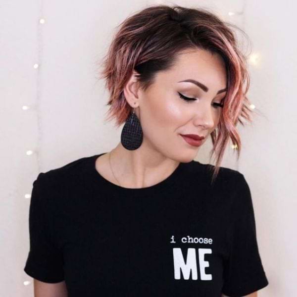Ein asymmetrischer, kinnlanger Schnitt und eine stylische Haarfarbe