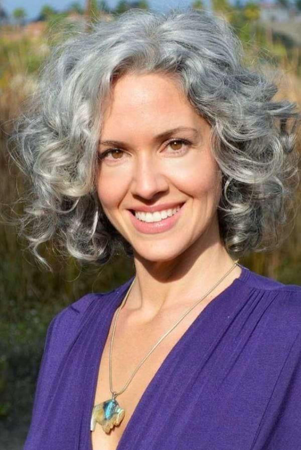Ein kinnlanger Bob fuer graue Haare sieht auch ohne Pony toll aus