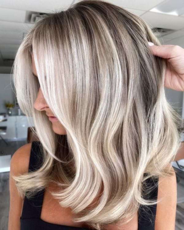 Eisiges Aschblond
