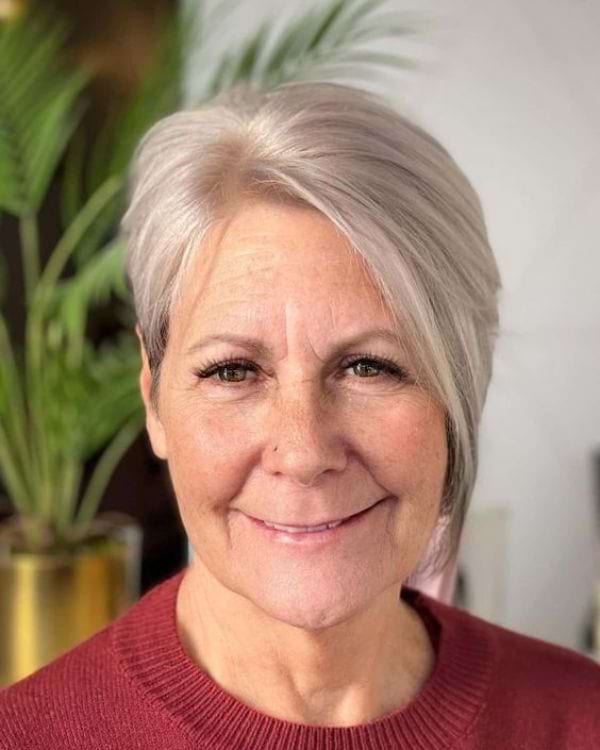 Flotte Kurzhaarschnitte fuer Frauen ab 60 – asymmetrischer Bob