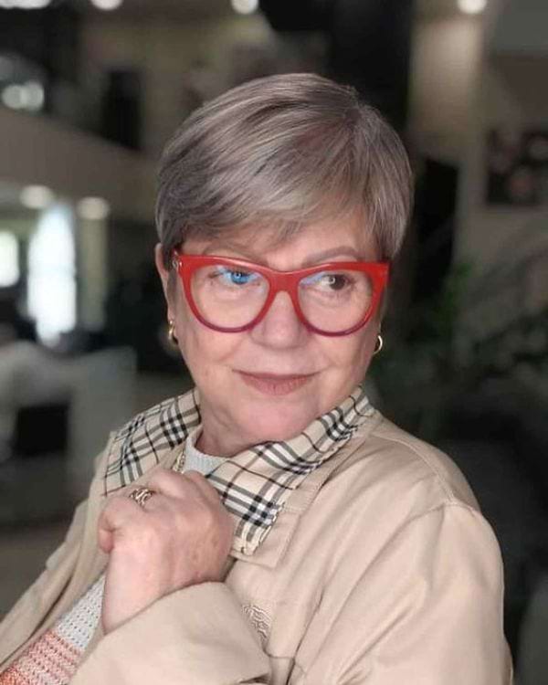Frisuren ab 60 mit Brille - Der fransige Pixie Cut