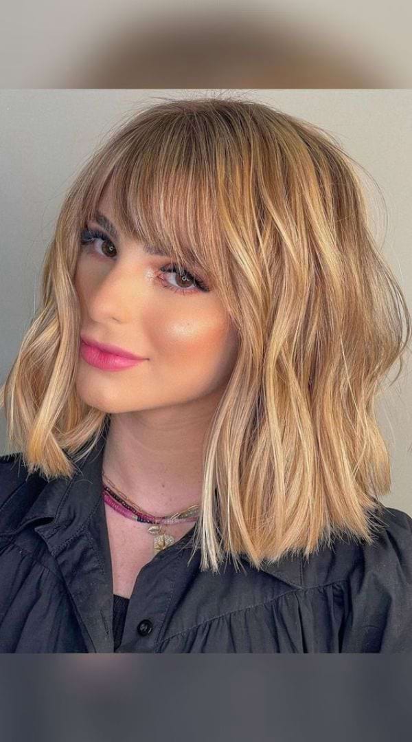 Gestufter Long Bob mit schrägem Pony