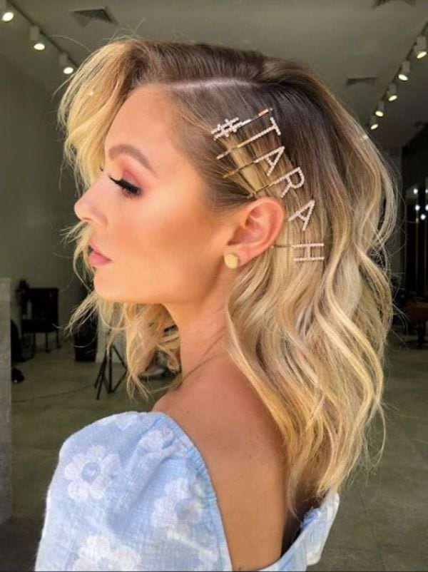 Halboffenes Haar mit seitlicher Haarspange