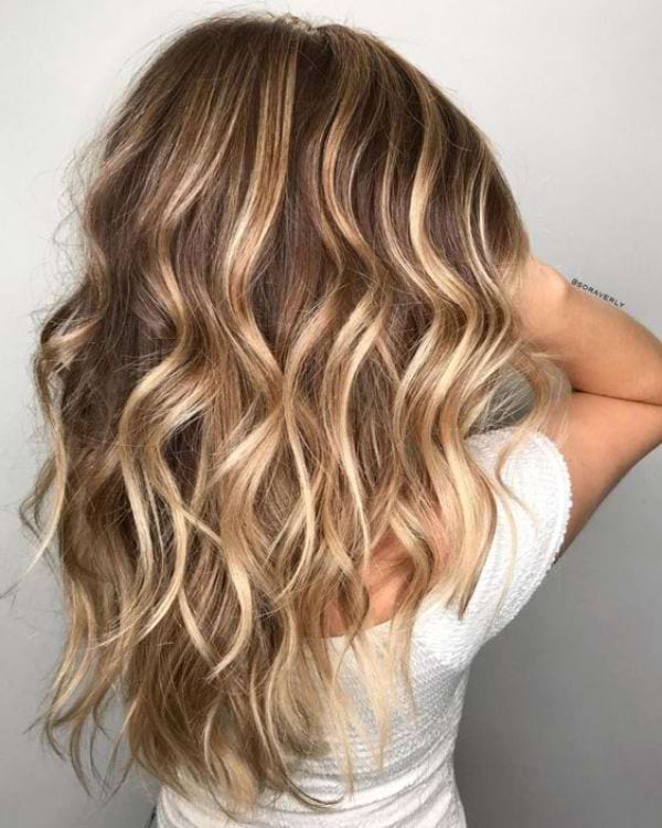 Karamellblonde Strähnen mit brauner Basis