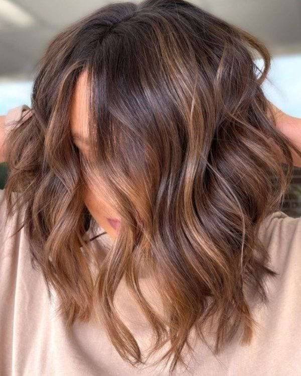 Karamellfarbene Balayage auf dunkelbraunem Haar
