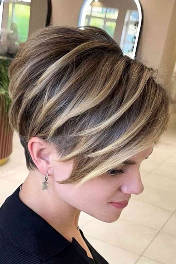 Kurzes braunes Haar mit blonden Highlights