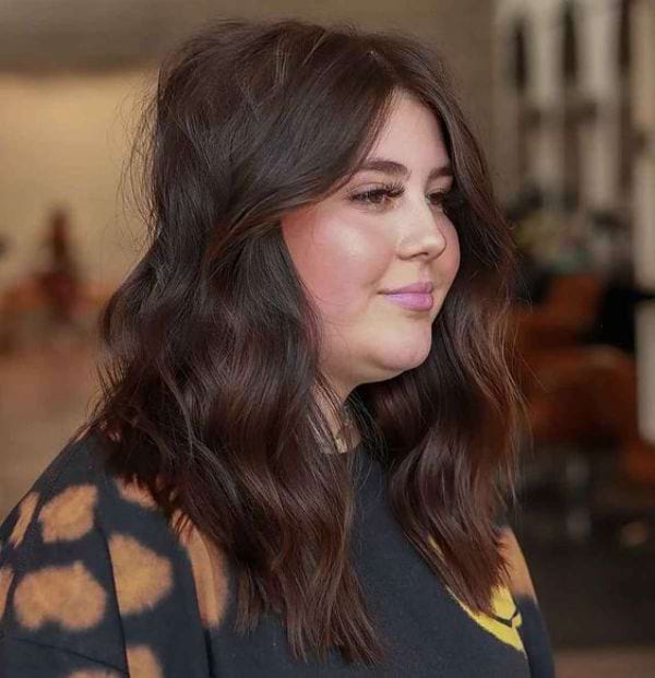 Lange Haare mit tiefem Seitenscheitel