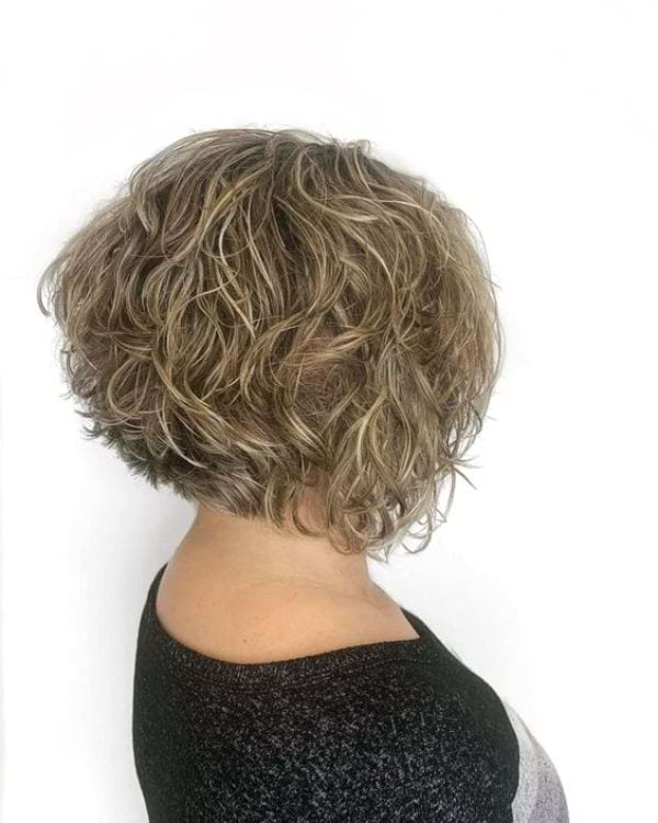 Lockiger Bob mit Graduierung