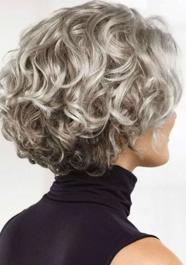 Peppige Frisuren fuer Frauen ab 60: Lockiger Bob