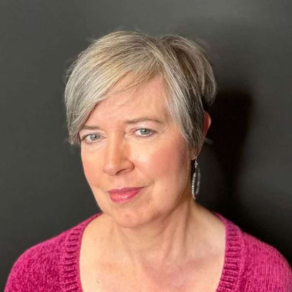 Pixie Cut mal anders: Elegant und weiblich