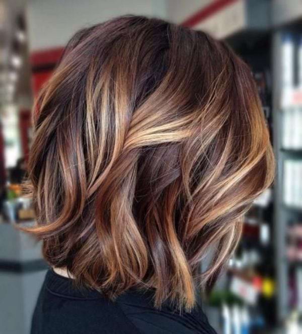 Schokoladenbraune Haare mit natuerlichen, blonden Highlights