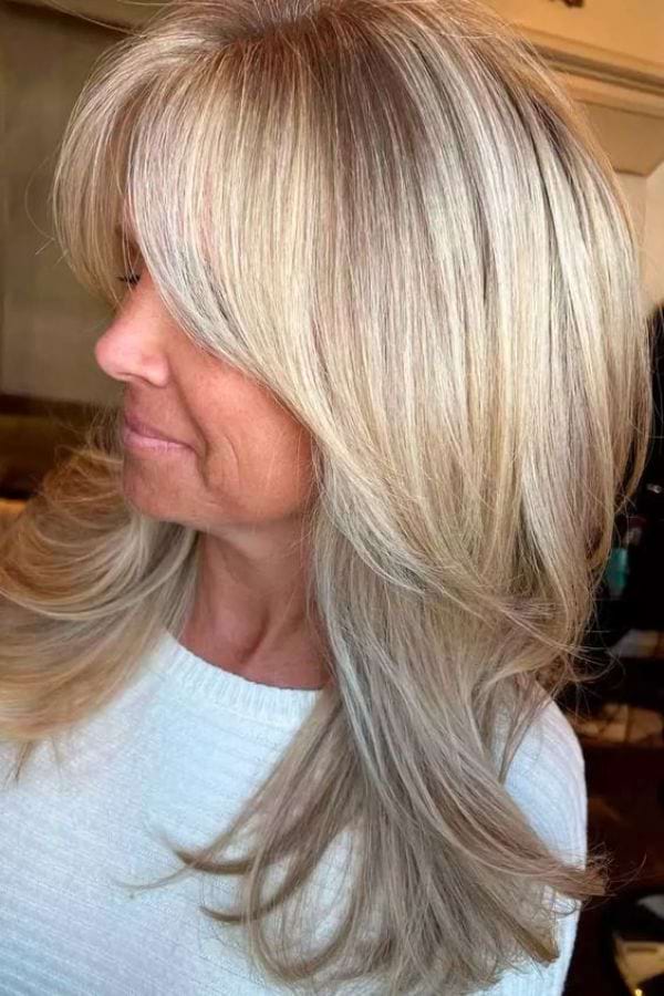 Stufenschnitt mit Highlights (und seitlichem Pony)