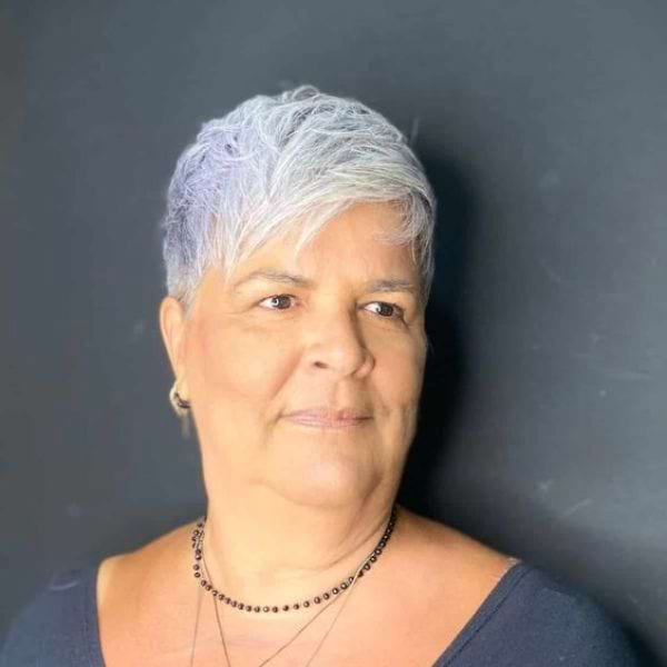 Weiße Haare mit subtiler Farbe aufpeppen