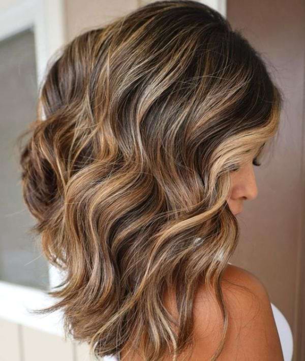 Braune Haare mit Straehnchen mit Balayage in Gold-Aschblond