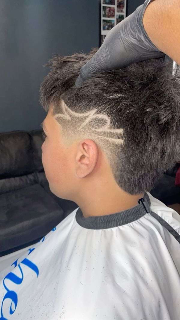 Der Crest-Cut-Stil mit Linien