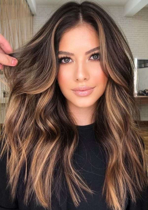 Dunkle Haare mit Karamell Highlights