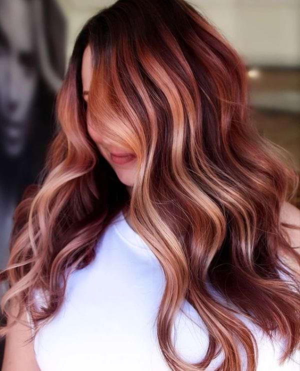 Erdbeerblond Balayage auf Dunklen Haaren