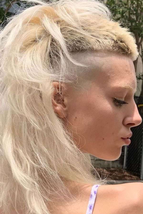 Extravagante Vokuhila-Frisur mit Sidecut
